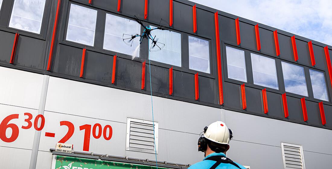 Drony pri čistení fasád a okien: bezpečnejšie, rýchlejšie a šetrnejšie k prírode